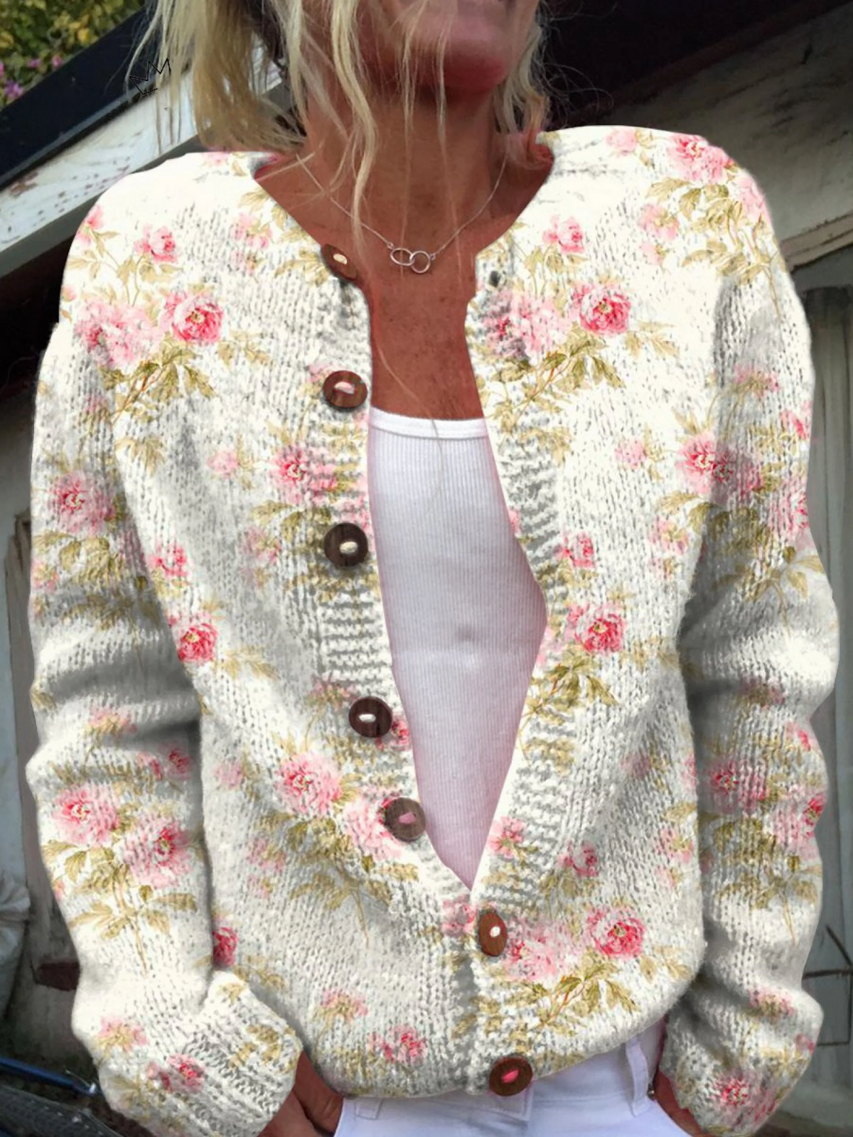 Grof gebreid vest met roze bloemen