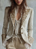 Getailleerde ivoorkleurige blazer met borduurwerk in beige