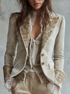 Getailleerde ivoorkleurige blazer met borduurwerk in beige