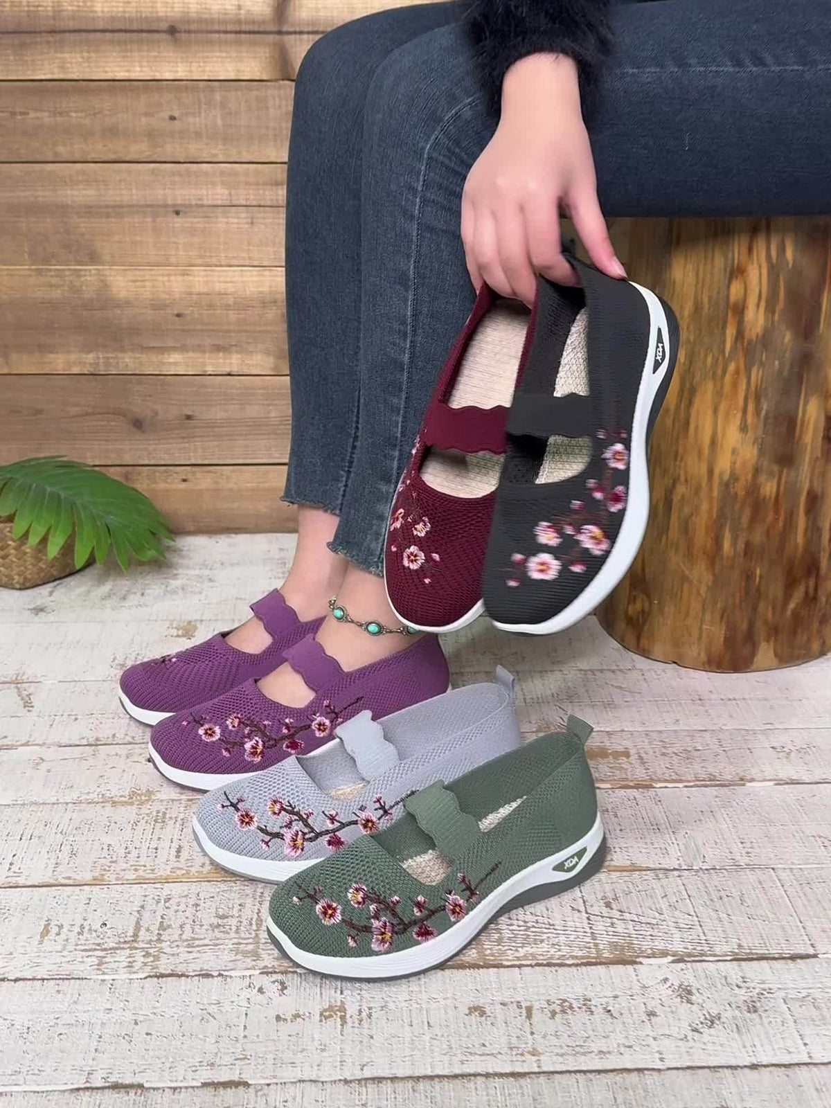MET BLOEMEN GEBORDUURDE SNEAKERS VOOR DAMES