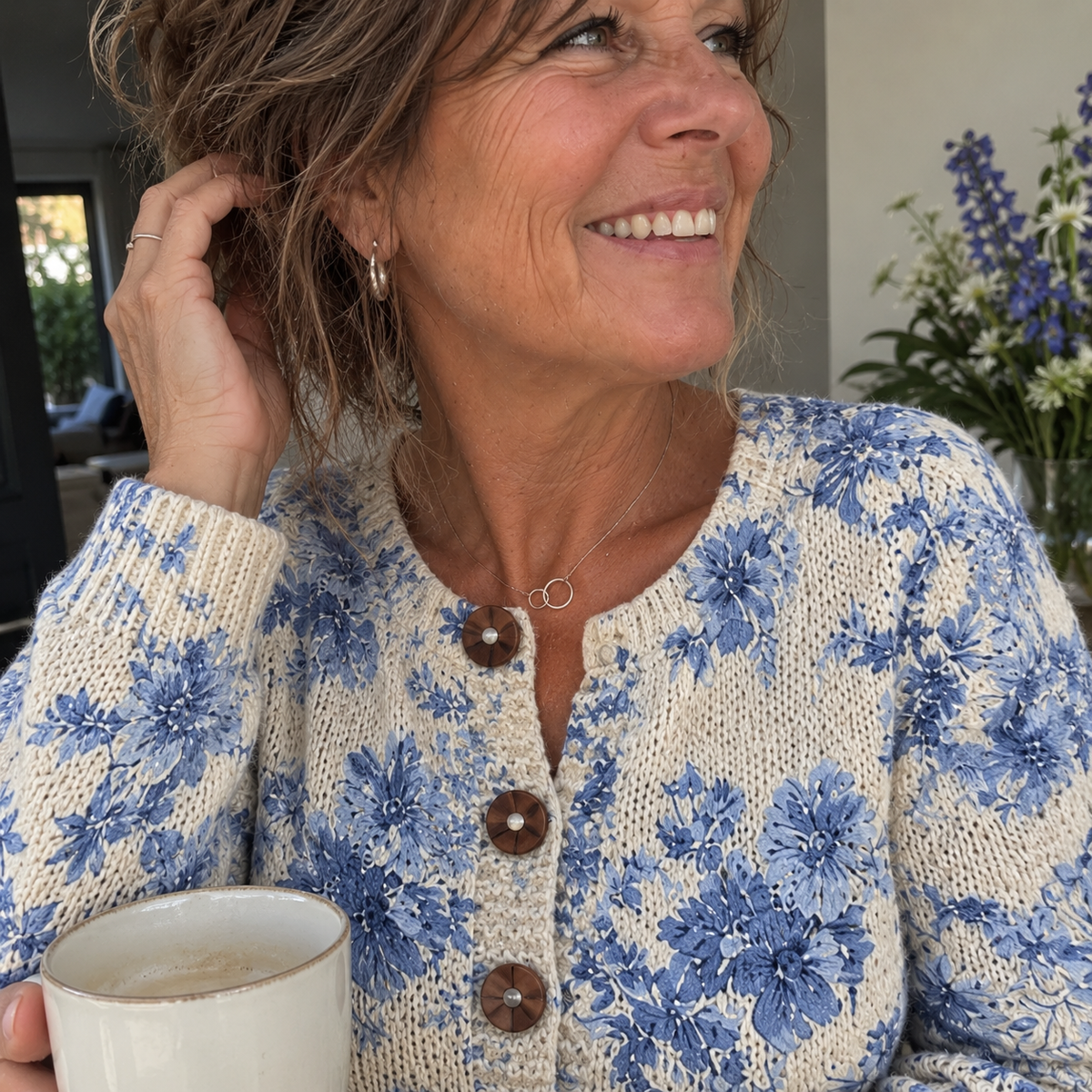 Gebreid vest met blauwe bloemenprint