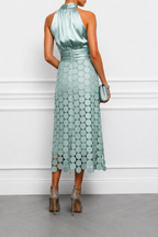 MIDIDRESS CHIQUE MET HALTERKOL VOOR VROUWEN