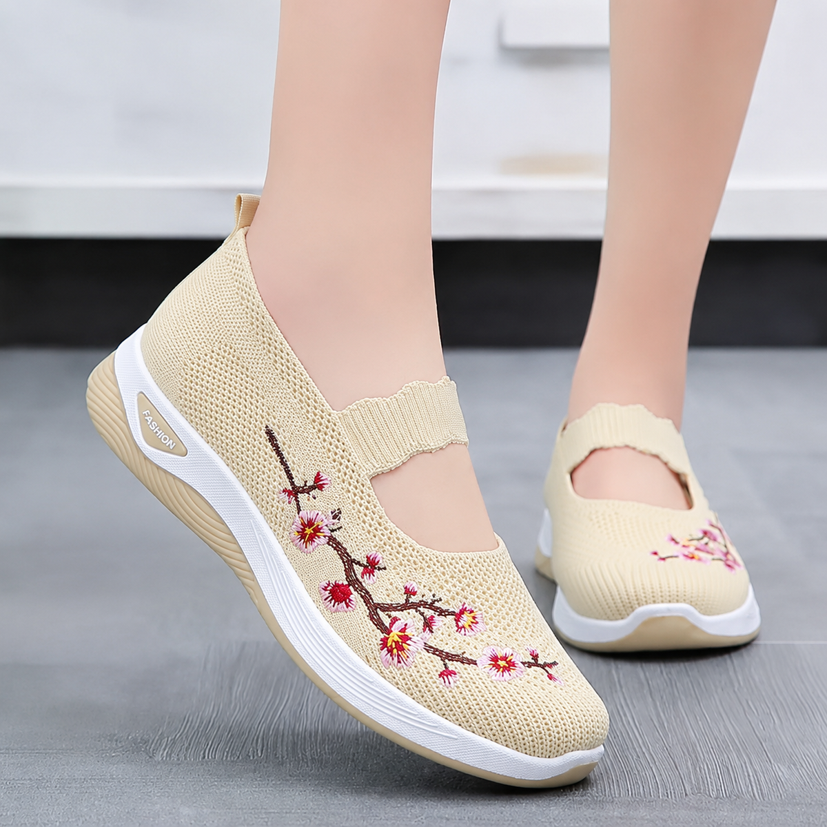 MET BLOEMEN GEBORDUURDE SNEAKERS VOOR DAMES