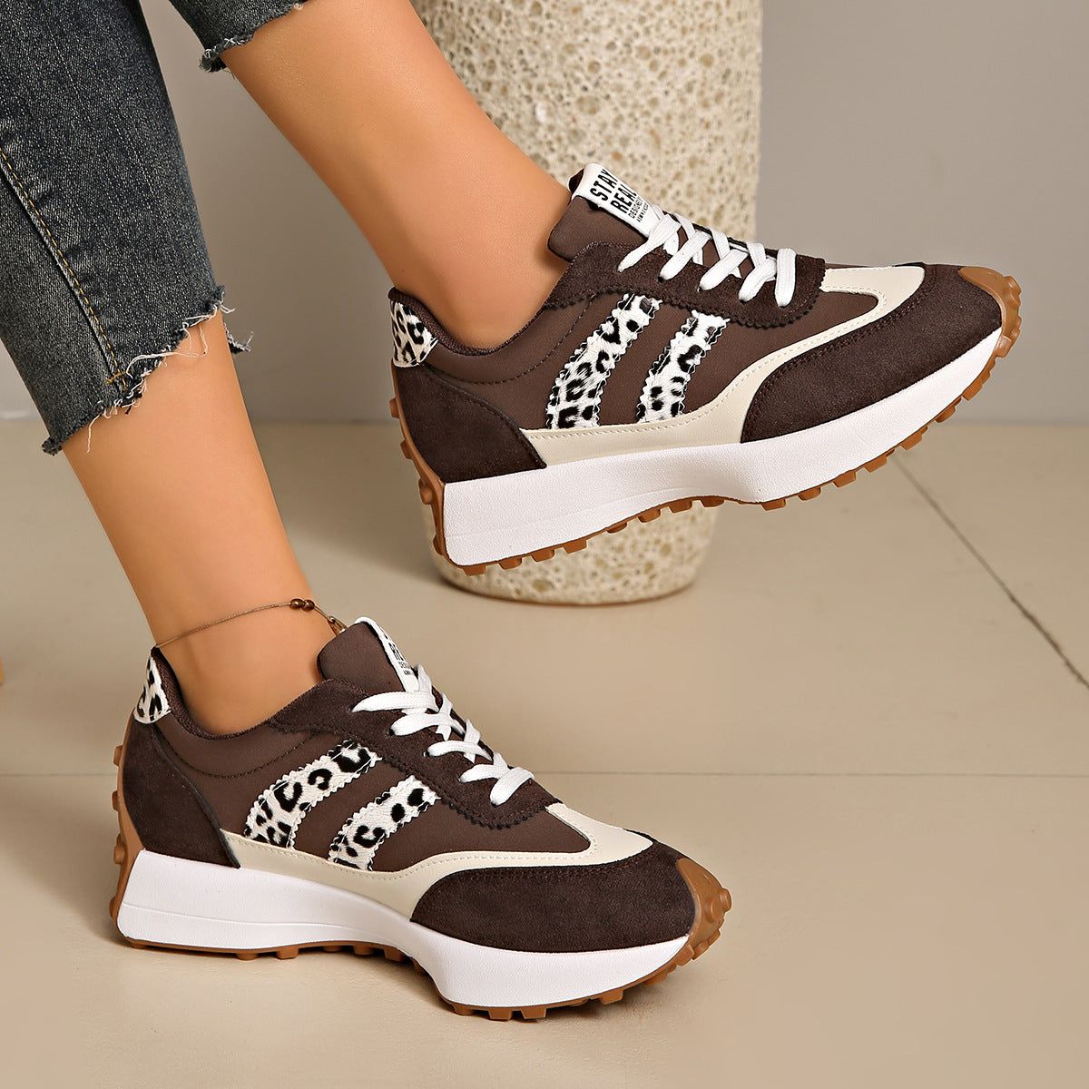 PLATTE SNEAKERS MET VETERS VOOR DAMES